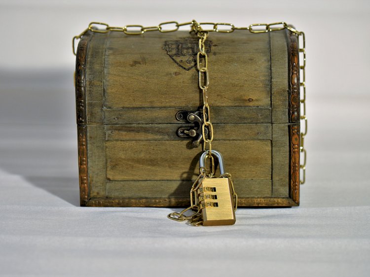 Bazen bir sırrı gizlemenin en kolay yoludur, onu ulu orta bırakmak.